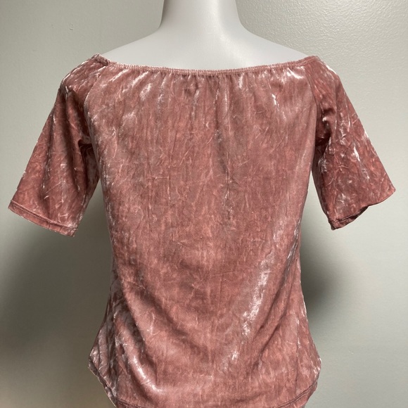 Kendall & Kylee Blush Velvet Top M - Picture 2 of 3